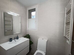 Sèche-cheveux, serviettes fournies, savon, papier toilette