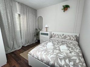 4 bedrooms, iron/ironing board, WiFi, bed sheets