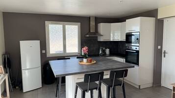 Kühlschrank, Mikrowelle, Ofen, Geschirrspüler