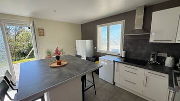 Kühlschrank, Mikrowelle, Ofen, Geschirrspüler