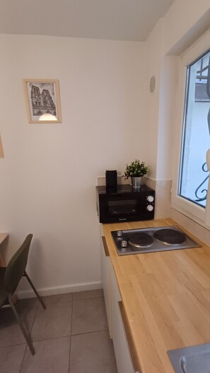 Køleskab, mikrobølgeovn, kaffe-/temaskine, elkedel