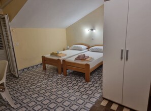 Iron/ironing board, internet, bed sheets