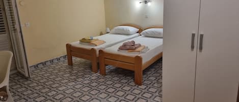 Tabla de planchar con plancha, internet y ropa de cama