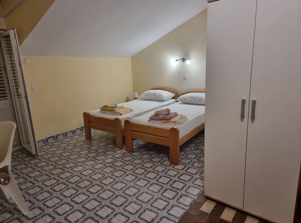 Iron/ironing board, internet, bed sheets