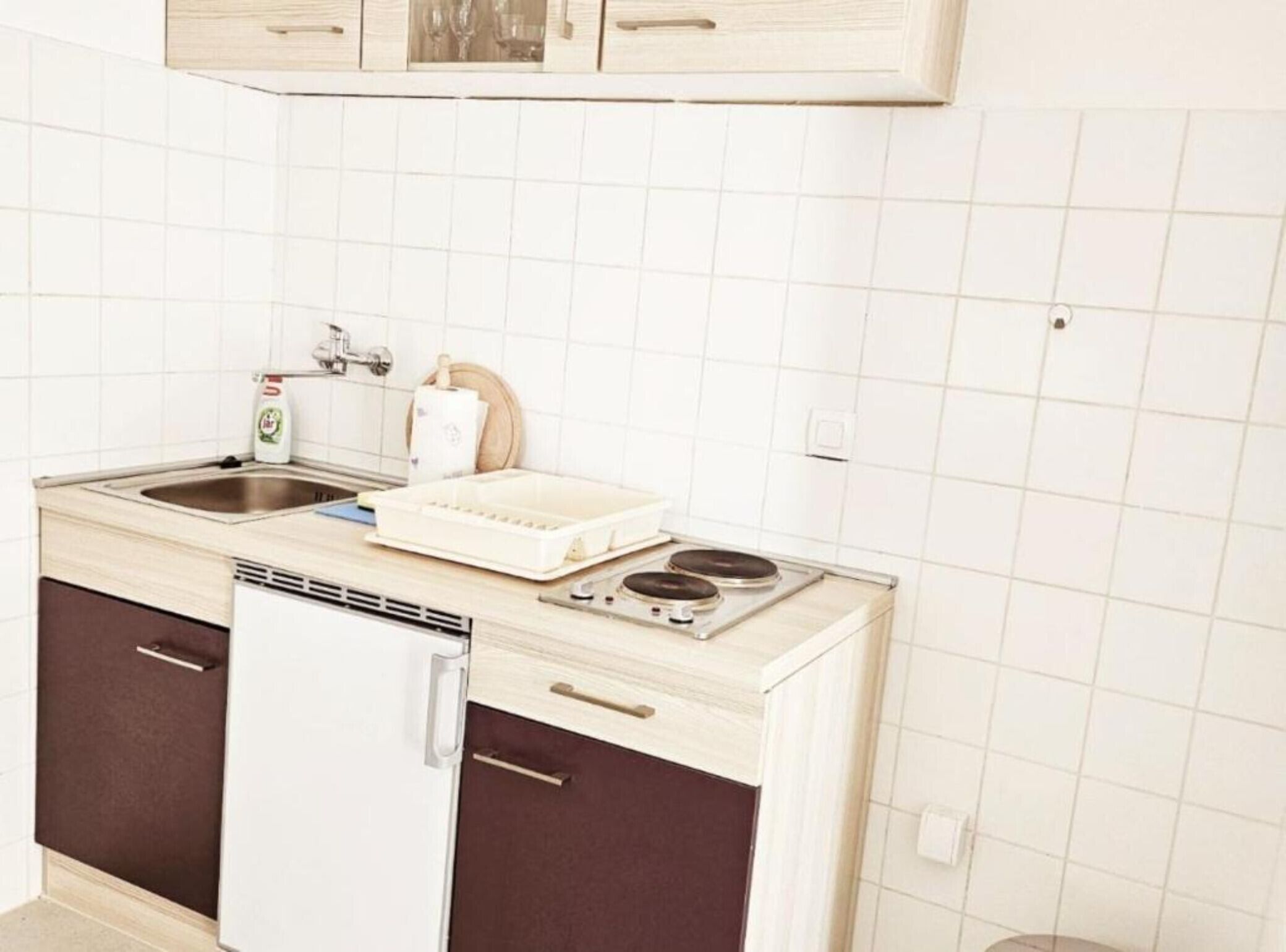 Kühlschrank, Herdplatte, Kochgeschirr/Geschirr/Besteck