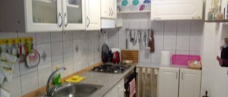 Réfrigérateur, four, plaque de cuisson, grille-pain