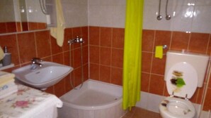 Een badkamer met wastafel, bad en toilet.