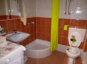 Douche, sèche-cheveux, serviettes fournies