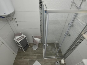 Dusche, Haartrockner, Handtücher
