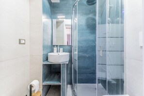 Een douche, pantoffels, handdoeken, zeep