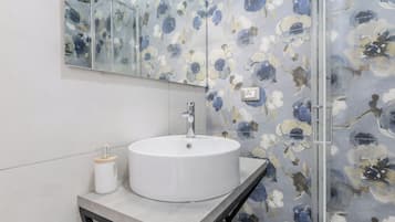 Comfort enkelrum | Badrum | Dusch, tofflor, handdukar och tvål