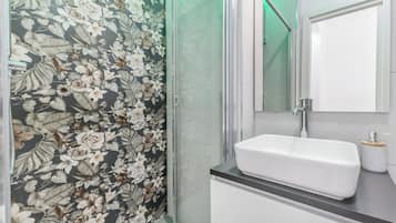 Habitación económica doble | Baño | Ducha, zapatillas, toallas y jabón