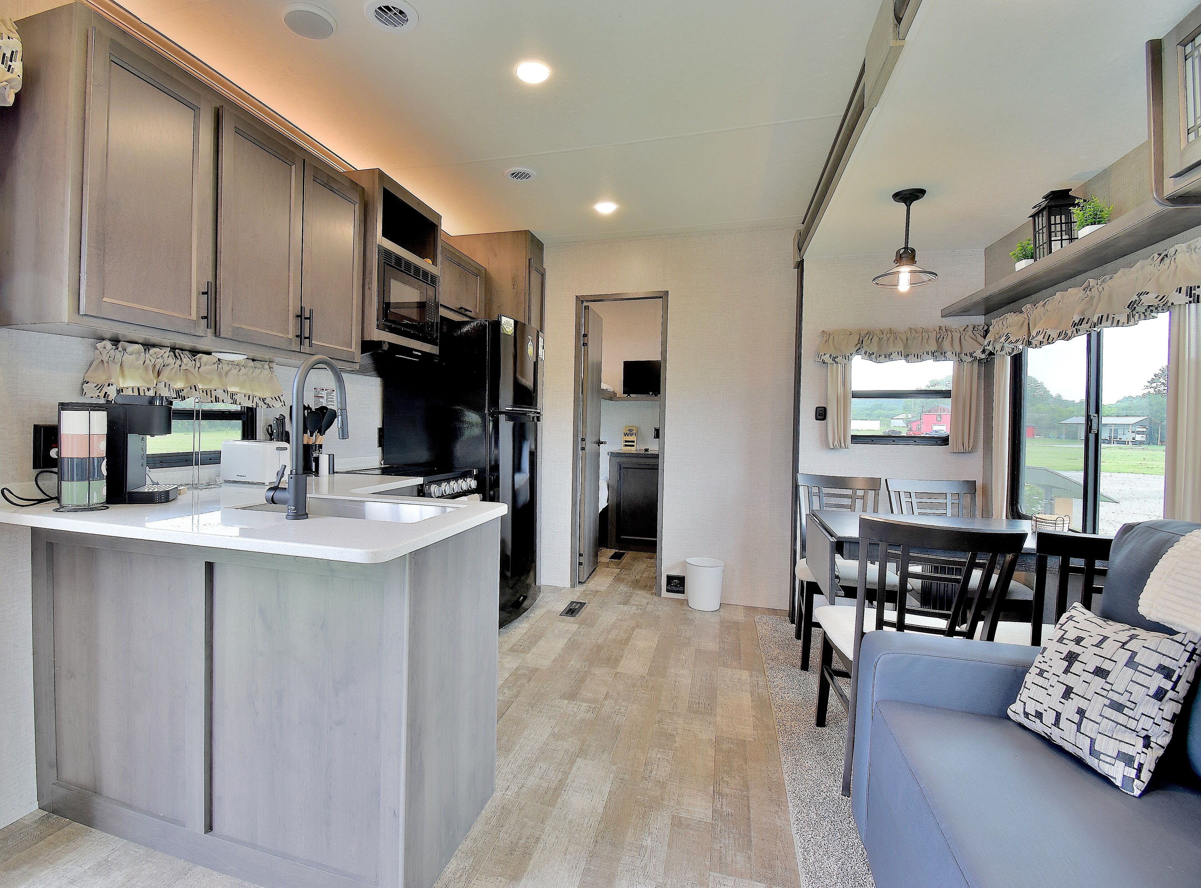 Réfrigérateur, four à micro-ondes, un four, surface de cuisson