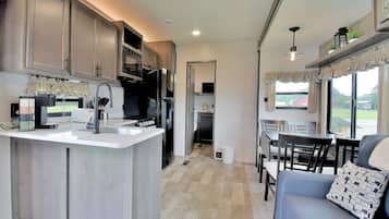 Réfrigérateur, four à micro-ondes, un four, surface de cuisson