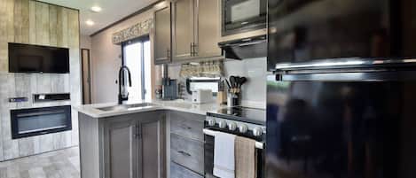 Refrigerador, microondas, horno y parrilla de estufa