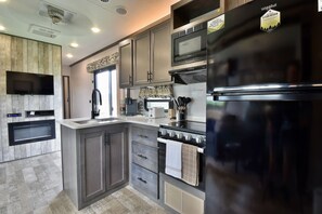 Kylskåp, mikrovågsugn, ugn och spishäll