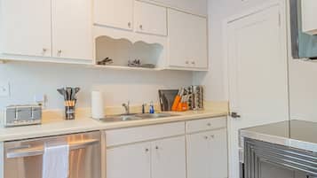 Kühlschrank, Mikrowelle, Ofen, Geschirrspüler