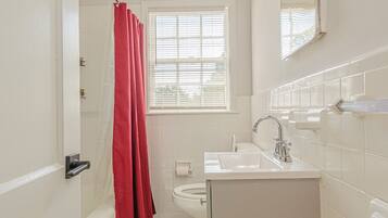 Secador de pelo y toallas