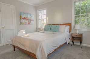 Iron/ironing board, WiFi, bed sheets - MidTown Flats Suite C1 (Columbus)