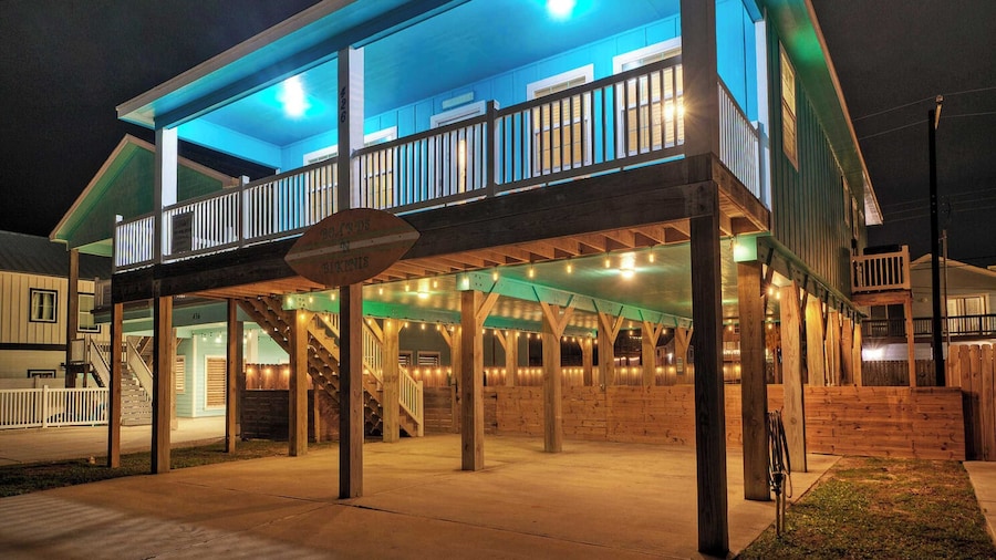 Sleeps 21, 2 Homes 2 Private Pools, Fire Pit, Swing Bar Walk to the Beach