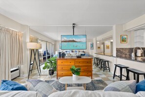 Interior - Steps to Beach  Resort Amenities  Kitchen (Honolulu)