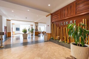 Lobby - Steps to Beach  Resort Amenities  Kitchen (Honolulu)
