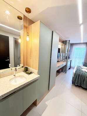 Un baño moderno con un espejo grande, lavamanos dobles y un mueble de tocador con diseño de panel de madera.