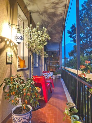 Terrace/patio - Casa Orso - Romantic Stay by Lake Como - Central - Walk to Beach & Trails (Abbadia Lariana)