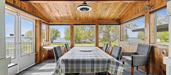 Wabamun Lakefront Getaway with additional Family Suite & Bunk House for the Kids