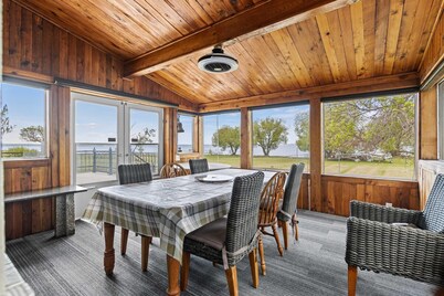 Wabamun Lakefront Getaway with additional Family Suite & Bunk House for the Kids
