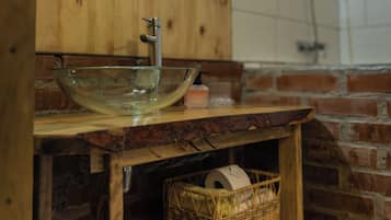 Secadora de cabello, toallas, jabón, papel de baño