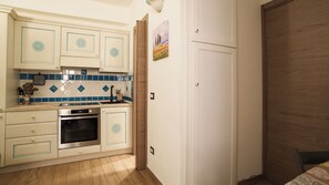 Fridge, oven, stovetop, cookware/dishes/utensils