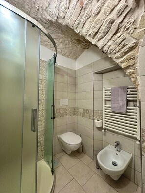 Douche, sèche-cheveux, bidet, serviettes fournies