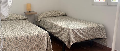 2 chambres, fer et planche à repasser, Wi-Fi, draps fournis