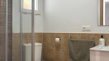 Een douche, een haardroger, handdoeken, zeep