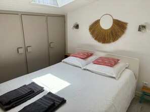 1 chambre, fer et planche à repasser, accès à Internet