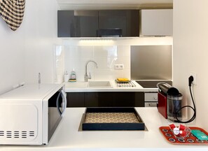 Fridge, microwave, oven, coffee/tea maker