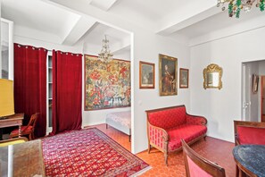 Interior - Between Art and History – An Elegant Getaway (Hyères)