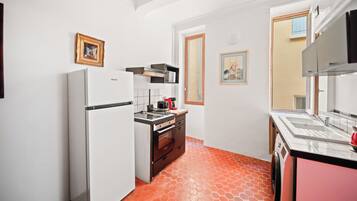 Een koelkast, een microgolfoven, een kookplaat