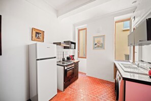 Fridge, microwave, stovetop, coffee/tea maker - Between Art and History – An Elegant Getaway (Hyères)
