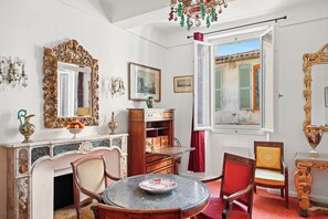 Dining - Between Art and History – An Elegant Getaway (Hyères)