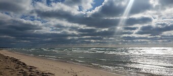 Cozy cabin with WiFi, hot tub, lake access, and AC in charming Whitehall.