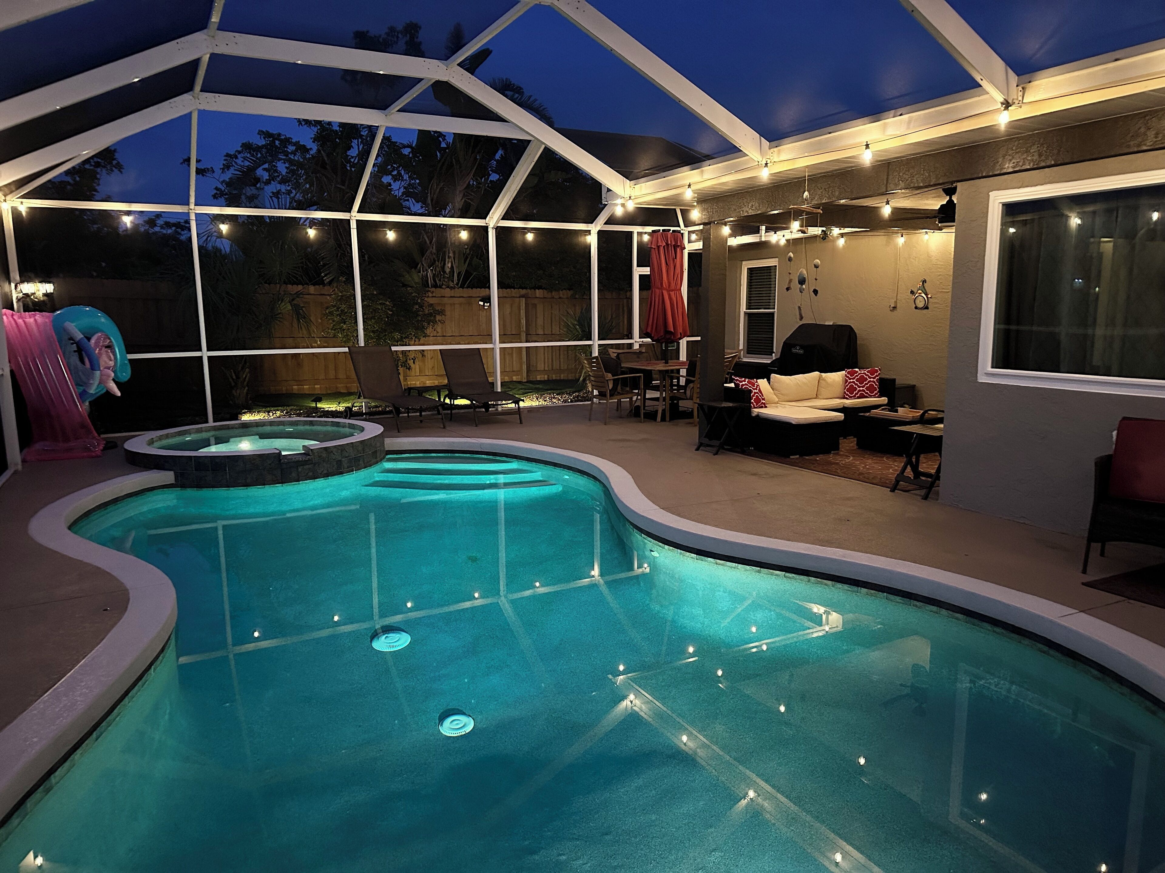 Una piscina al aire libre, una piscina climatizada