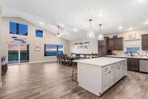 Condo, Multiple Beds, Hot Tub, Mountain View (On The Rocks) | Private kitchen | Fridge, microwave, oven, stovetop