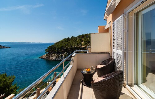 Cozy apartment in Milna with house sea view