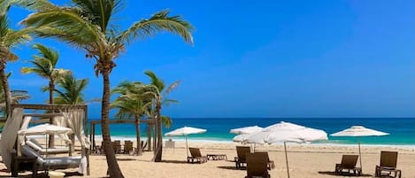 بالقرب من الشاطئ