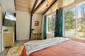 3 habitaciones, escritorio y tabla de planchar con plancha 