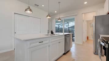 Jääkaappi, mikroaaltouuni, uuni, liesi