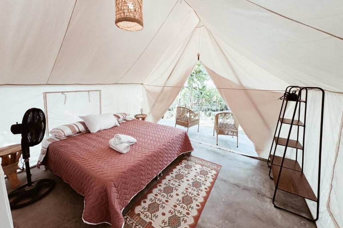 Deluxe Tent | WiFi (free)