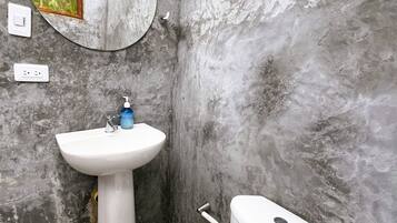 Bungalow Confort, vista al jardín | Baño | Toallas, jabón, papel de baño